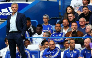 Mourinho thất thần nhìn Chelsea bại trận trong ngày kỷ niệm