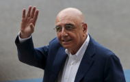 Sốc: CĐV Milan đòi sa thải 'Sếp trọc' Galliani