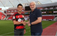 Vừa sang Leverkusen, Chicharito quay lại 'đá đểu' M.U