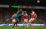 Video: Pha cản phá không tưởng của Petr Cech