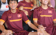 HLV trưởng tặng vòng tay may mắn cho U19 Việt Nam
