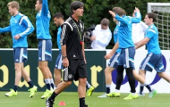 Ám ảnh trận thua Ba Lan, HLV Joachim Loew trầm ngâm giữa sân tập
