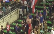 Video: Cơn mưa chai lọ của CĐV Việt Nam vs CĐV Thái Lan