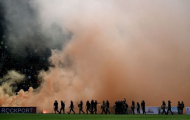 Video: Sốc. Hooligans Malaysia gây hỗn loạn khiến trận đấu tạm hoãn
