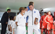 Rooney lập kỷ lục, con trai Beckham cũng có quà