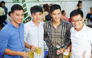 Công Vinh rạng rỡ cụng ly với người hâm mộ