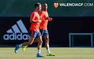 Thay Otamendi, hàng thủ Valencia lại thủng tiếp