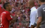 Thiago phồng má trợn mắt cãi vã với Guardiola
