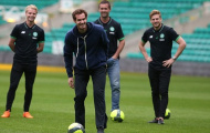 Andy Murray thử tài sút bóng trúng xà