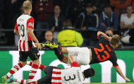Van Gaal tiết lộ Luke Shaw khóc ngất vì chấn thương kinh hoàng