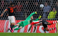 Bình luận Champions League: Hai nửa buồn vui