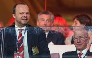 Sếp lớn M.U làm khó Van Gaal
