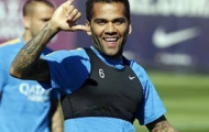 Dani Alves đã trở lại trong buổi tập của Barcelona