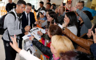 Cristiano Ronaldo mỏi tay cho chữ kí ở Bilbao