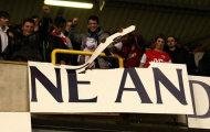 Nóng: CĐV Arsenal đập phá, làm loạn khán đài sân White Hart Lane