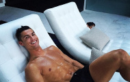 Cris Ronaldo hí hửng khoe body đẹp như mơ