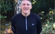 Fan M.U ngất ngây vì được Schweinsteiger mừng Tết trung thu