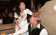 Boris Becker say đắm nhìn ngực vợ