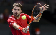 Fan nam 'âu yếm' Wawrinka trên sân