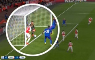 Ospina tự tay vứt bóng vào… lưới Arsenal