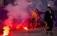 CĐV Benfica ném pháo sáng vào fan nhí Atletico Madrid
