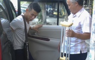 Anh Khoa 'đơn độc' sang Singapore phẫu thuật