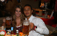 Sao Bayern rạng rỡ cùng 'nửa kia' xinh đẹp ở lễ hội bia Oktoberfest