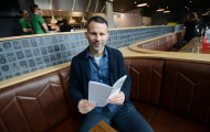 Thua lỗ, Giggs và Neville 'tháo chạy' khỏi khách sạn