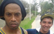 Xe mất lái, Ronaldinho 'khóc mếu' selfie cùng fan