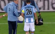 Video: Bác sĩ xoạc trúng chân cầu thủ tại Bundesliga