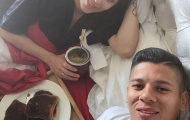 Marcos Rojo tình tứ trên giường trước thảm bại của M.U