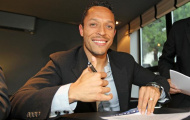 Lấn cấn tiền lương, Adriano sắp rời Barcelona?