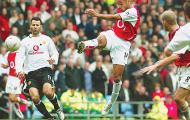 Video: Cầu thủ tái hiện hoàn hảo cú volley của Henry vào lưới M.U