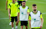 Xavi chỉ đích danh fan Real tư thù cá nhân với Pique