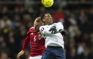 Martial chơi hay, Giroud rực sáng, Lord Bendtner chìm nghỉm