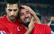 Arda Turan khóc 'như mưa' trong ngày Thổ Nhĩ Kỳ giành vé