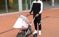 Anthony Martial tất bật về nhà chăm con, ‘cơm nhà, má vợ'