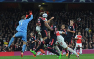 Dấu ấn người hùng - tội đồ của Neuer ở trận thua Arsenal