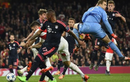 Cận cảnh pha ghi bàn bằng... tay của Olivier Giroud