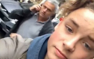 Mourinho hành xử cực sốc với fan tuổi teen