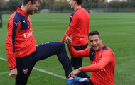 Sanchez 'hạ mình' lau giày cho Sao trẻ trên sân tập