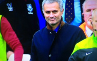 Jose Mourinho nở nụ cười bí ẩn, bị đuổi lên khán đài