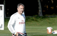 HLV Mihajlovic nhăn nhó nhìn cầu thủ AC Milan tập luyện