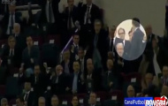 Video: Messi trốn 'hôn gái' trong lúc Suarez ghi bàn