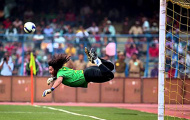 Video: Thủ môn vô danh tái hiện cú 'bọ cạp' của huyền thoại Higuita