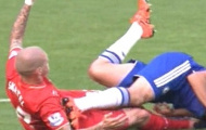 Diego Costa hổ báo đạp thẳng bụng Skrtel