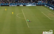 Video: Hành động vô cùng xấu xí của Drogba với thủ môn