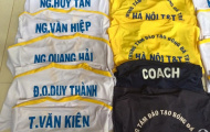 U21 Hà Nội T&T tặng hết áo đấu cho nhóm CĐV nhiệt tình