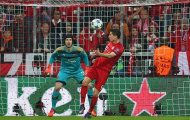 'Bay lượn' đủ kiểu, Petr Cech vẫn không cứu được mành lưới Arsenal