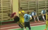 Video: Sốc. Thêm 1 cầu thủ lao vào đánh trọng tài vì nhận thẻ đỏ